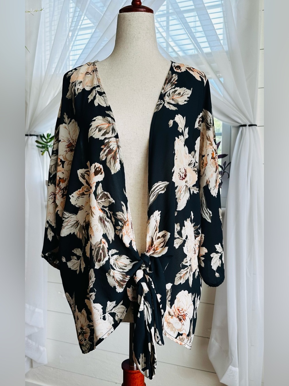 West Kei Romantic Navy Costello Tie front Floral Kimono Top. 
Size M